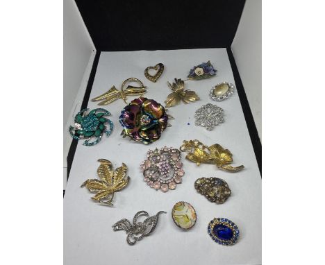 FIFTEEN VARIOUS VINTAGE BROOCHES