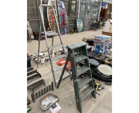 A FOUR RUNG ALUMINIUM STEP LADDER AND A FURTHER FOUR RUNG WOODEN STEP LADDER