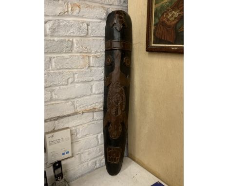 A LARGE CARVED WOODEN AFRICAN TRIBAL ART WALL HANGING, HEIGHT 97CM