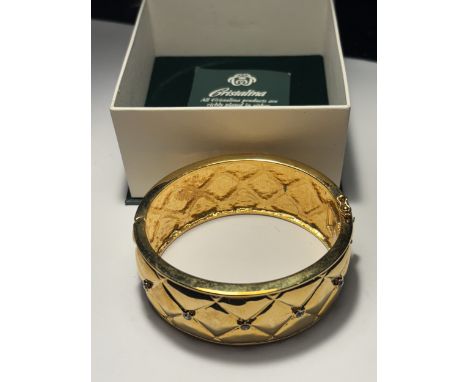 A CRISTALINA 24 CARAT GOLD PLATED HEAVY BANGLE WITH SWAROVSKI CRYSTALS IN A PRESENTATION BOX AND CERTIFICATE OF AUTHENTICITY
