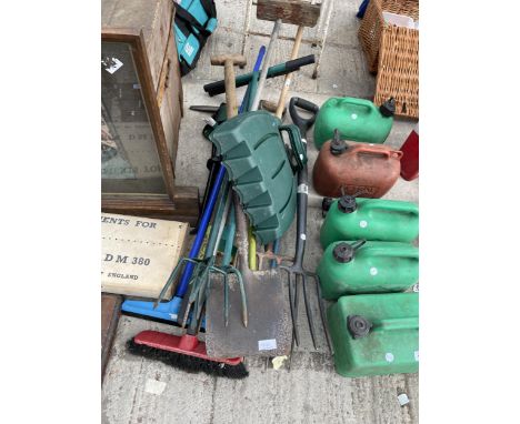 AN ASSORTMENT OF GARDEN TOOLS TO INCLUDE FORKS AND A SPADE ETC