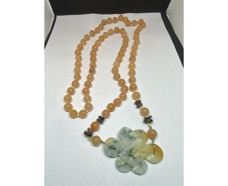 A THREE COLOURED JADE NECKLACE
