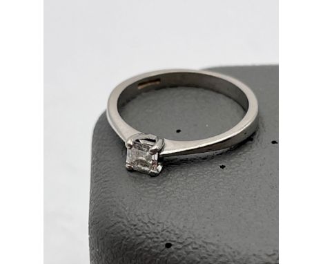 A PLATINUM RING WITH SQUARE CUT DIAMOND STONE SIZE 4MM DIAMETER SIZE K/L