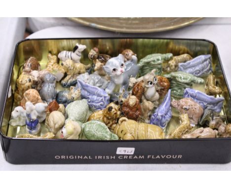 A TIN CONTAINING A QUANTITY OF WADE WHIMSIES