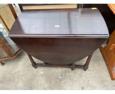 AN OVAL OAK GATE LEG TABLE ON TURNED LEGS, 60" X 36" OPENED