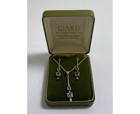 A SILVER AND AMETHYST NECKLACE AND EARRINGS SET IN A PRESENTATION BOX