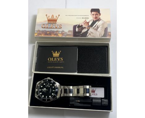 AN AS NEW AND BOXED OLEVS DAZZLING QUARTZ WRIST WATCH IN ORIGINAL BOX COMPLETE WITH ACCESSORIES AND USERS MANUAL