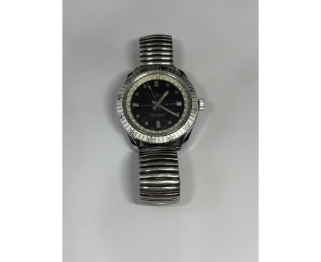A VINTAGE SICURA 25 JEWELS AUTOMATIC DRIVERS WRIST WATCH WITH STAINLESS STEEL STRAP