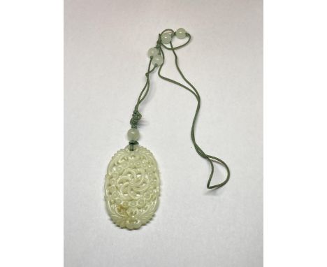 A JADE PENDANT NECKLACE