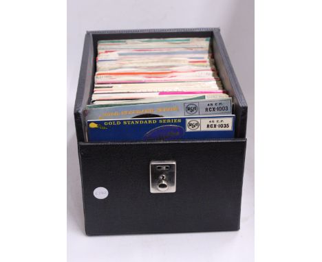 A LARGE COLLECTION OF VINYL SINGLES, MAINLY 1960'S, TO INCLUDE TOM JONES, ELVIS PRESLEY, NEIL SEDAKA, JOHNNY NASH ETC. TOGETH