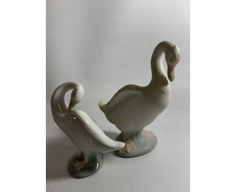 A LLADRO FIGURE OF A GOOSE IN A GLOSS FINISH TOGETHER WITH A LARGE NAO FIGURE OF A GOOSE IN A MATT FINISH