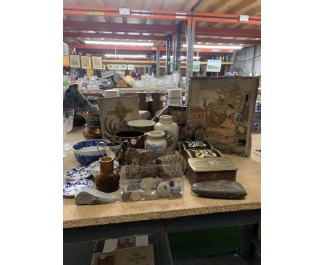 A MIXED LOT TO INCLUDE STONEWARE BOTTLES, CERAMICS, VINTAGE TINS, A TAPESTRY, COINS, FOSSILS, ETC