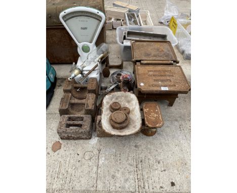 A LARGE ASSORTMENT OF VINTAGE SCALES AND WEIGHTS TO INCLUDE AVERY SWEET SHOP SCALES, AVERY BALANCE SCALES AND CAST IRON 56LB 