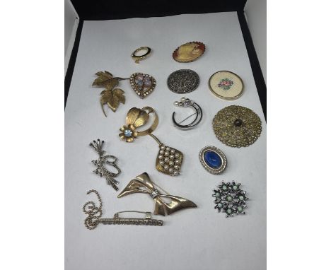 FIFTEEN VARIOUS VINTAGE BROOCHES