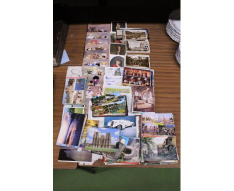 A LARGE COLLECTION OF POSTCARDS TO INCLUDE VINTAGE, SOUVENIR, ETC