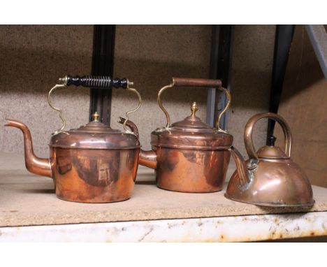 THREE VINTAGE COPPER KETTLES OF VARYING SIZES