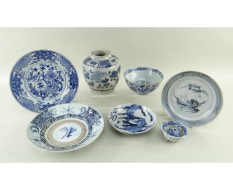 ASSORTED CHINESE BLUE & WHITE PORCELAIN, including late 17th Century dragon saucer dish, Wanli-style jar with apochryphal har