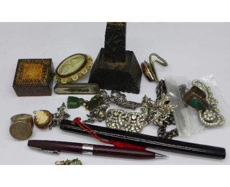 A steel watch chain, jade pendants, rings and brooches, etc.