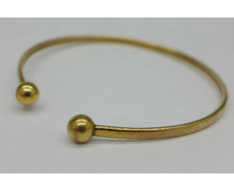 A 9ct gold bangle, 3.7g