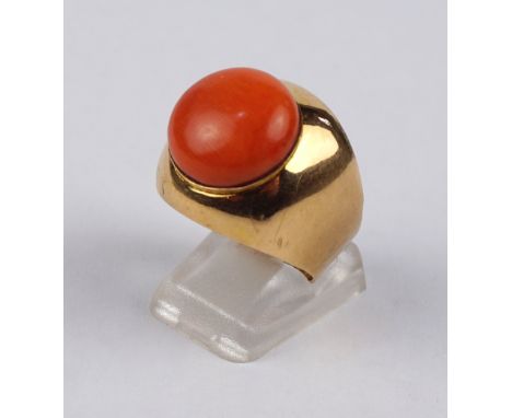 Ring mit großem, lachsroten Korallencabochon, 585er Gold Gew.9,09g, Cabochon-D.ca.1,5cm, in breiter werdender Ringschiene, U.
