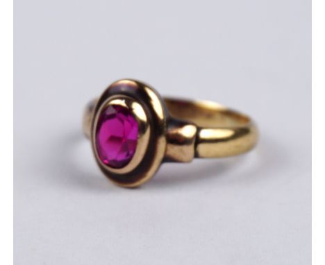 Ring mit rubinrotem Spinell, 585er Gold, VEB Gold- und Silberschmiede Köthen (GSK) Gew.3,08g, ovaler, facettierter Stein, U.5