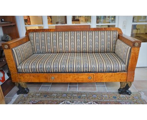 Empire- Sofa mit Armlehnkästen, um 1820 Birke geflammt; vierfüßiger Stand: große, geschwärzte Löwentatzen mit vergoldeten Aka