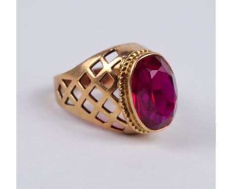 Ring mit rubinfarbenem Spinell?, 583er Gold Gew.6,2g, ovaler, facettierter Stein, Ringschiene mit Gitterdurchbruch, U.53