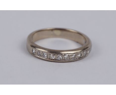 Ring mit 12 kleinen Brillanten, 585er Weißgold Gew.3,83g, total ca.0,12ct, nebeneinander in Ringschiene gefasst, U.52