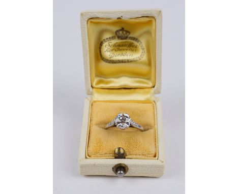 Solitär-Ring, 585er Weißgold mit Brillant im Altschliff und 6 kleinen Besatzsteinen, Art Déco mit Originaletui "Schnauffer Ho