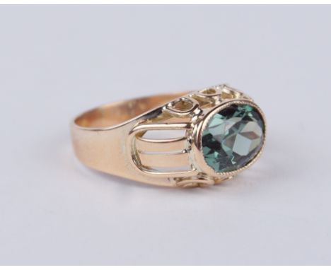 Ring mit turmalingrünem Stein, 333er Gold, Gew.3,33g ovaler, facettierter Stein in erhöhtem Durchbruchringkopf, U.54