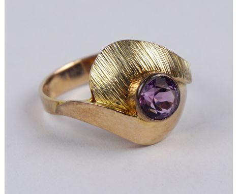 Ring mit Amethyst, 333er Gold, VEB Brillant, Leipzig Gew.3,18g, Goldschmiedeanfertigung, ungedeutete Punze, runder, facettier