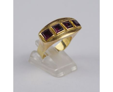 Ring mit 4 Almandinen?, 585er Gelbgold Gew.6,85g, ovaler, horizontal gearbeiteter Ringkopf mit Hammerschlagdekor und 4 quadra