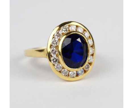 Saphir-Brillant-Ring. 750er Gold Gew.4,07g, ovaler, facettierter Saphir, umrahmt von 16 Brillanten, total ca.0,40ct, U.53