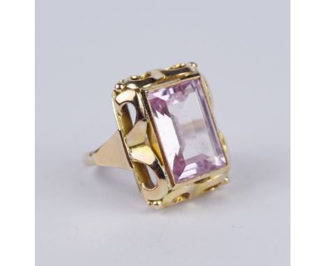 Ring mit hellem, amethystfarbenen Stein, 333er Gold, Gew.7,05g Stein im Treppschliff, erhöhte Rollwerkfassung, U.54