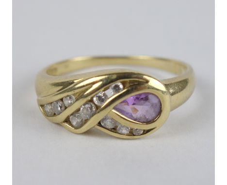 Ring mit Amethyst und Zirkonias, 333er Gold Gew.2,58g, tropfenförmiger, facettierter Amethyst, 10 kleine, runde Zirkonias, U.