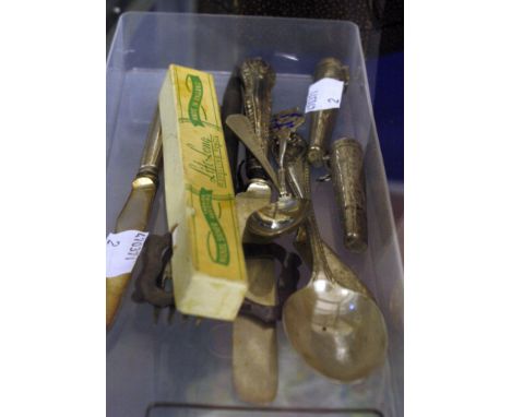  A silver mounted manicure set,   cased, Birmingham, two 9ct gold mounted cheroot holders with silver cases, a silver buckle,