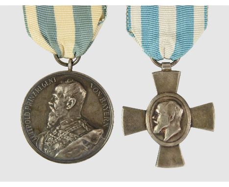 Silberne Inhaber-Jubiläumsmedaille an das k.u.k. Corps-Art. Regt. Nr. 10 und König Ludwig-Kreuz in Silber, jeweils am Band. S