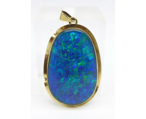 A yellow metal mounted doublet opal pendant, a/f cracked, opal 34mm x 21mm 