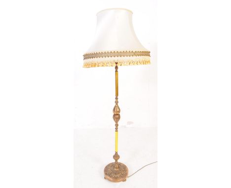 A vintage 20th century brass standard standing floor light lamp. Having light fixing to top, reeded central column&nbsp;with 