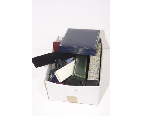 A large selection of vintage and modern jewellery boxes (q). 