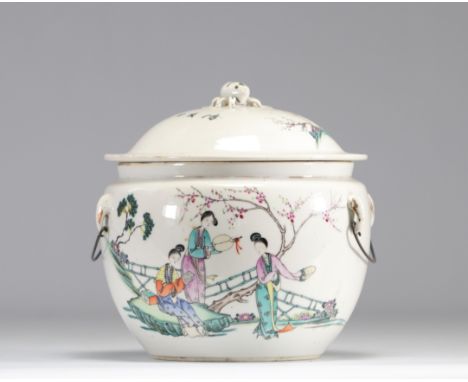 Covered terrine famille rose decorated with characters - Weight: 1.47 kg - Shipping available - Region: Chine - Sizes: H=200m