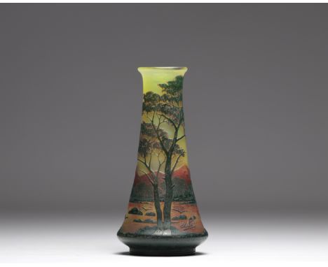 Must vase with landscape decor - Weight: 425 g - Shipping available - Region: Europe - Sizes: H 175mm x D 85mm - At first gla