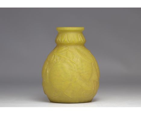 Art Deco "yellow lemon" vase by Lorrain, Signed - Weight: 1.20 kg - Shipping available - Region: France - Sizes: H 200 MM D 1