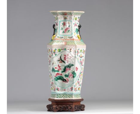 Porcelain vase of the pink family decorated with 19th century peacocks - Weight: 3.38 kg - Shipping available - Region: Chine