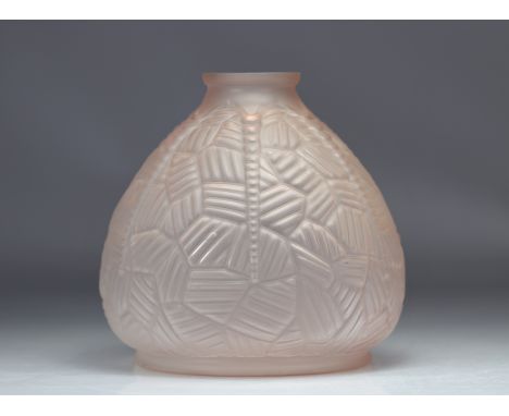 Art Deco vase with pale pink geometric decor signed OREOR - Weight: 980 g - Shipping available - Region: Europe - Sizes: H 20