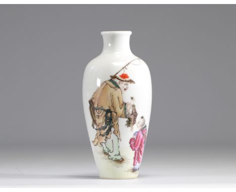 Famille rose vase with character decoration - 20th century republic - Weight: 480 g - Shipping available - Region: Chine - Si