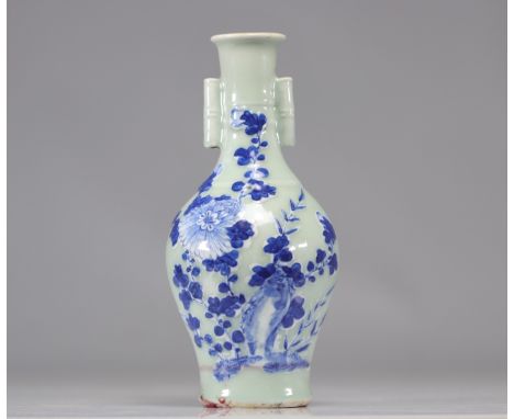 Chinese porcelain vase on celadon background - Weight: 643 g - Shipping available - Region: Chine - Sizes: H 230 mm  - At fir