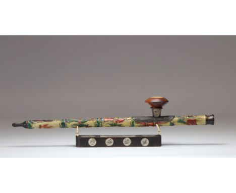 Opium pipe in polychrome bone - China XIXth - Weight: 450 g - Shipping available - Region: Chine - Sizes: H 110 MM L 470 MM -