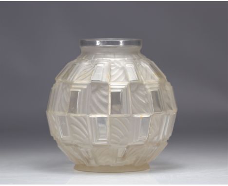 Art Deco ball vase with satin geometric decoration signed Danyl 32 France - Weight: 1.18 kg - Shipping available - Region: Fr