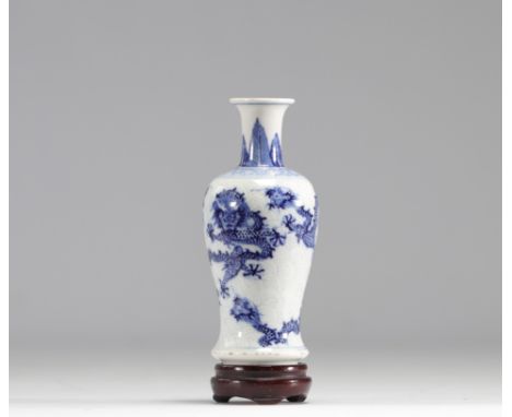 Small blue white porcelain vase decorated with imperial dragons - Weight: 190 g - Shipping available - Region: Chine - Sizes: